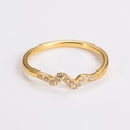 Dettaglio dell'anello ondulato dorato con pavé di zirconi cubici brillanti incastonati - Taglia 8 / Oro