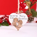 Dettaglio di un ciondolo natalizio a cuore in legno con scritta e corda rustica - Frase Buon Natale (7856)