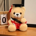 Brauner Abschluss-Teddybär im roten Kleid mit Gratulationsschärpe und Diplom - Hellbrauner Bär-Rote Kleidung / 18cm
