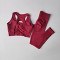 Détail de brassière sport dos croisé et legging yoga taille haute côtelé bordeaux - Rouge Angola