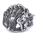 Nahaufnahme der Vintage Einhorn-Ring in Antik-Silber mit detaillierter Reliefschnitzerei - US 10 / Retro Silber Einhorn (22101)