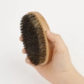 Detail van houten handvat en natuurlijke haren op een professionele scheerkwast voor mannen - Ovale Baardborstel / Natuurlijke houtkleur