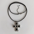 18k vergulde titanium kruis ketting met zwarte edelstenen en een zwarte leren koord ketting - Zilveren Kruis Zwarte Zirconia / Zilver
