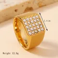 Anello a sigillo dorato da uomo con 20 zirconi quadrati su fascia larga in acciaio - US 6 / Oro (Quadrato con Diamanti 14mm)
