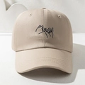 Détail d'une casquette beige avec broderie minimaliste de promesse et coutures précises - Khaki