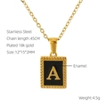 Dettaglio della collana placcata oro 18k con pendente quadrato in smalto nero e lettera A - Lettera A