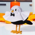 Détail de figurine oiseau d'Halloween avec cape fantôme et nœud pailleté noir - Style Fantôme / Oiseau Blanc