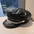 Eleganter schwarzer gesteppter Leder-Newsboy-Hut mit Perlen und Goldkettchen - M(56-58cm) / Schwarz