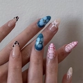 Blaue Blumen und rosa Krokodilmuster Stiletto Kunstnägel mit metallischen 3D-Perlen - Gemischtes Musterdesign (JP3968)