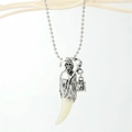Punk reaper ketting met zilveren metalen hanger en witte wolfstand aan een kralenketting - Lantaarn Schedel Witte Tand