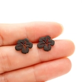 Dettaglio di orecchini a fiore nero opaco che mostrano le dimensioni compatte quotidiane - Nero