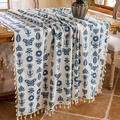 Détail d'un chemin de table en lin bleu à motifs floraux avec des franges élégantes - 140*260cm / Papillon Bleu avec Glands