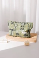 Détail de broderie florale sur trousse à maquillage en lin avec accessoires déco - Grand / Vert