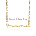 Detailed view of a gold-plated mama letter pendant necklace with 3.5cm large sizing - Gold mama Cursive
