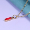 Primer plano detallado de un collar de cadena dorada con un colgante de circón rojo rectangular - Rojo Rubí (Julio) - Dorado