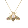 Collana con ciondolo a ape dorata, perla centrale e cristalli colorati su sfondo bianco - Ciondolo Ape