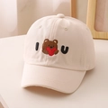 Detailansicht der Bärenstickerei und I-U-Buchstaben auf der beigen Baumwoll-Kinderkappe - Beige (I Love U Bear)