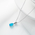 Collar minimalista de plata con un colgante de gema en forma de gota azul claro - Oro Blanco + Circonita Azul Aguamarina