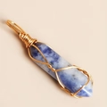 Pendente esagonale in pietra blu con filo d'oro avvolto a mano in stile bohémien - Pietra a Macchie Blu