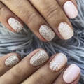 Detail von glitzernden Gold- und Nude-Nägeln mit Schneeflocken auf Pelzhintergrund - Nude Basis goldener Schneeflocken-Glitzerstil (LC181) / Gelee-Kleber Werkzeugset (24 Stück/Packung)