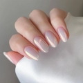 Unghie finte ovali bianco iridescente con finitura perlata su tessuto di seta bianco - Bianco Aurora (Con 1g di Colla)
