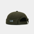 Dettaglio del cappello docker verde oliva con bottoni decorativi in conchiglia e cinturino - Regolabile / Verde Militare
