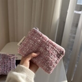 Details der rosa-weißen Tweed-Webstruktur und glatter Reißverschluss an der Minitasche - Hellrosa