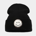 Detail van de smiley-patch met lovertjes op een zwarte geribbelde gebreide muts - Zwart