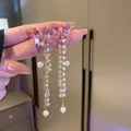 Dettaglio di orecchini a farfalla in cristallo con perle e lunghe nappe di perline fluide - Stile Nappa Perla Farfalla Rosa con Perno in Argento Sterling 925 (17#)