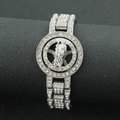Dettaglio del bracciale in metallo argento con emblema rotante di Gesù e strass - Argento
