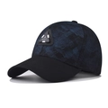 Detailaufnahme einer Baseballkappe mit geometrischen Mustern und 3D-ROCK-Logo-Patch - Verstellbar / Blau Mit Dreieck-Etikett