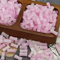 Detailansicht der rosa Farbverlauf-Glasperlen in Bambusform im Holz-Organizer - 6x12mm/50 Stück / Verlauf Rosa