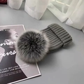 Dicke dunkelgraue Strickmütze mit passendem flauschigem Kunstpelz-Bommel oben - Einheitsgröße / Dunkelgrauer Hut Mit Schwarz-Weißem Bommel