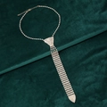 Dettaglio della collana a cravatta con nappe di strass su fondo in velluto verde - Oro/Zirconia Bianca