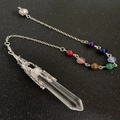 Natürliche hexagonale Kristall-Pendelkette mit sieben Chakra-Perlen an Silberkette - Synthetischer Klarer Kristall Mit Chakra-Kette