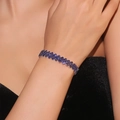 Pulsera de circón azul profundo con engaste ondulado plateado en muñeca femenina - Estilo B Pulsera De Diamantes De Imitación Morados / Morado