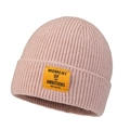 Bonnet en maille rose avec étiquette jaune brodée MOMENT pour un style hivernal décontracté - Rose
