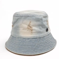 Dettaglio di cappello pescatore in denim lavato blu chiaro con fori usurati e fibbia in metallo - M (56-58cm) / Azzurro