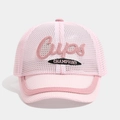 Détail de la casquette rose en maille respirante avec broderie Cups et texte Champions - 50cm (1-3 ans) / Rose