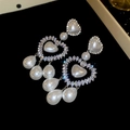 Detailansicht der silbernen Herzohrringe mit funkelnden Diamanten und weißen Perlen - Silber & Weiß (Silver Earring Post)