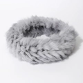 Dettaglio della fascia in pelliccia grigio chiaro con trama intrecciata soffice - Taglia unica / Grigio