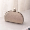 Elegante borsa da sera a conchiglia oro champagne con paillettes e manico di perle - Champagne