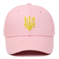 Détail de la broderie trident jaune sur une casquette en coton rose délavé - Réglable / Rose