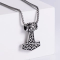 Collar martillo de Thor vikingo plateado con grabado celta en un pedestal de exhibición - Conjunto Color Acero (Con Cadena de 60cm)