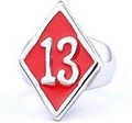 Detail eines Vintage-Punk-Silberrings mit roter Raute und der eingravierten Zahl 13 - US-Größe 7 / Roter Rauten Nummer 13 Stil (24204) / Silber