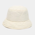 Detalle de cerca del gorro de pescador acolchado crema con tela suave y costuras - M (56-58cm) / Blanco Roto