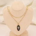 Dettaglio di collana dorata a strati con pendente a croce nera su un busto da esposizione - 5# Croce Ovale con Strass