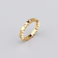 Vue détaillée de la bague hexagonale dorée sertie de zircons blancs étincelants - Bague / Or