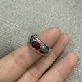 Anillo vintage de latón plateado con circón rojo ovalado en el dedo índice del modelo - Talla única / Plata Circonita Roja