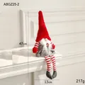 Gnome de Noël rouge et gris en peluche, hauteur 47cm, posé sur une cheminée blanche - Tresse petite